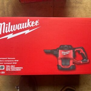 Milwaukee M18 vacuum